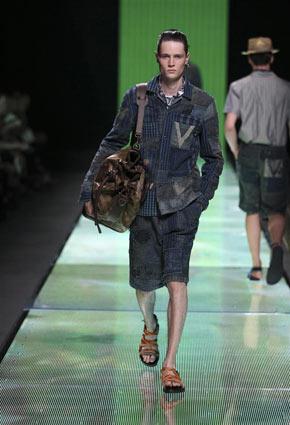 Louis Vuitton تكشف عن مجموعة ربيع صيف 2013 في دبي